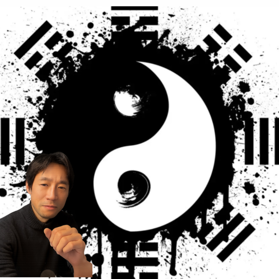 Wen vor einem Yin-Yang-Symbol in Tuschemalerei